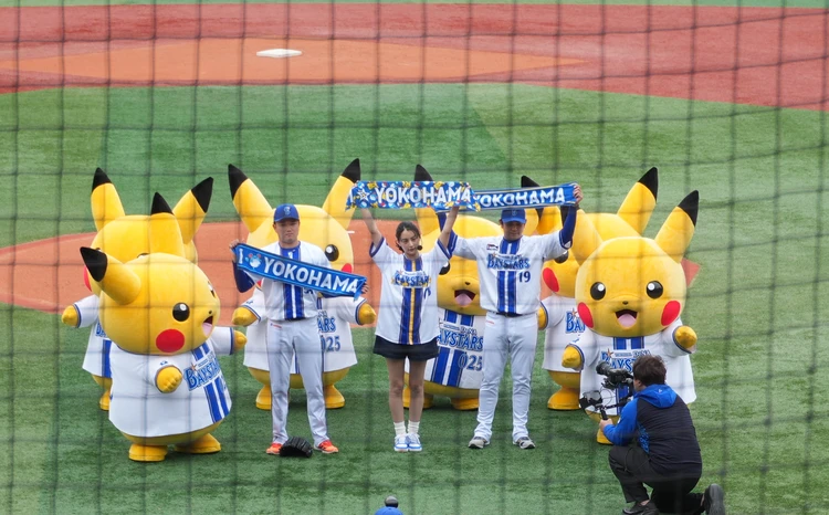 山本美月さんとピカチュウ、選手の方々との集合写真