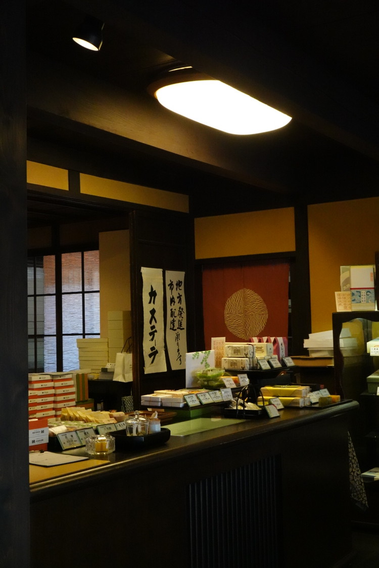 大極殿六角店の店内