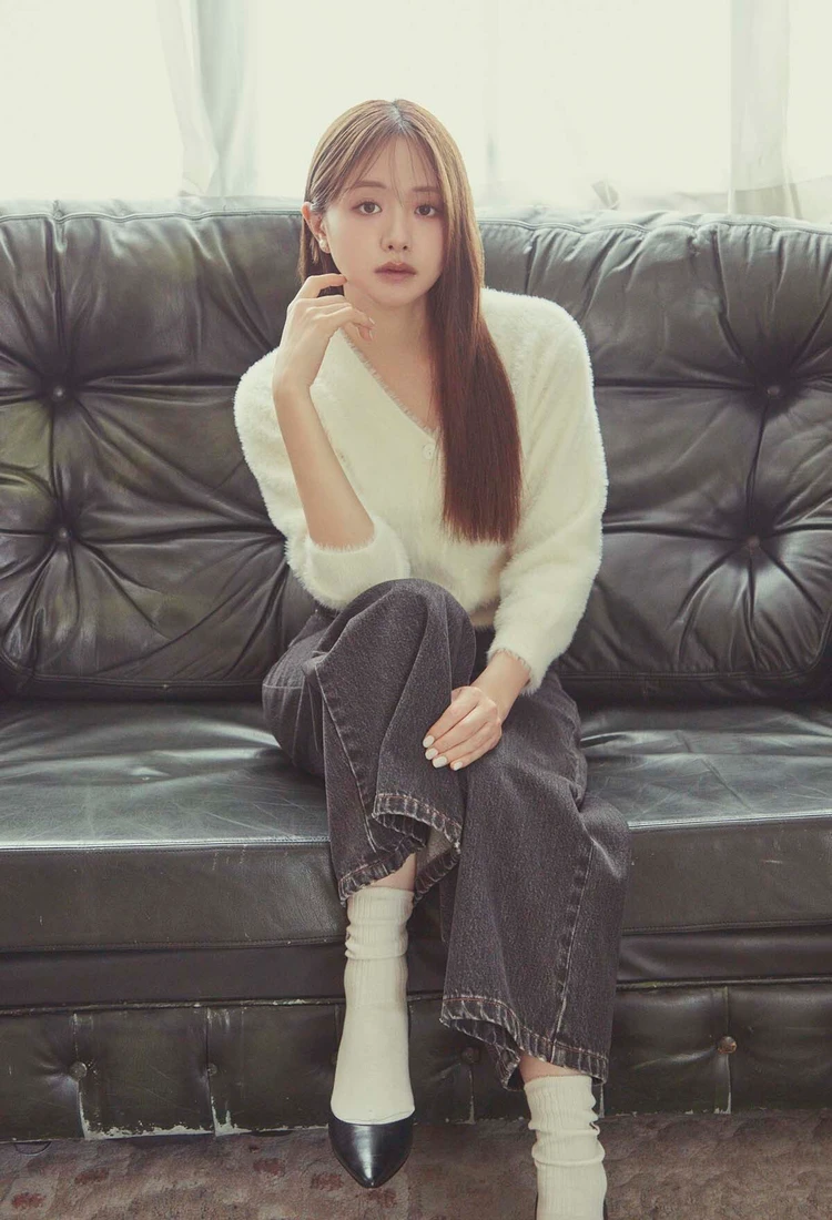 2 Way Feather Cardigan　¥12,100 KUROKI DENIM Flare Wide Jeans　¥13,900 Embroidered Rib Socks　¥1,980