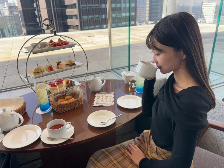 アフタヌーンティー　紅茶を飲む女性