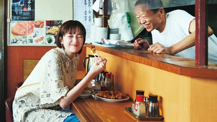 佐藤栞里がプライベートでも通う、駒込の町中華「中華 兆徳」で唯一無二の餃子を食べまくり!【もぐもぐしーさんぽ】