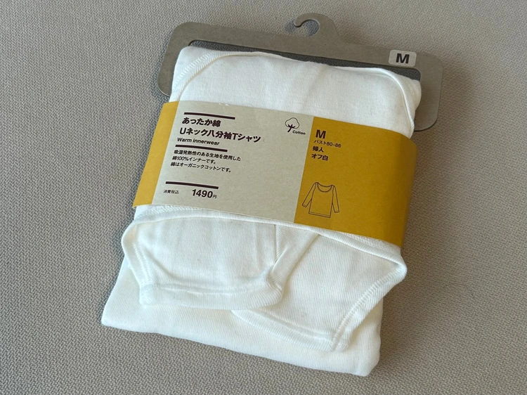 無印良品のあったか綿　Ｕネック八分袖Ｔシャツのパッケージ