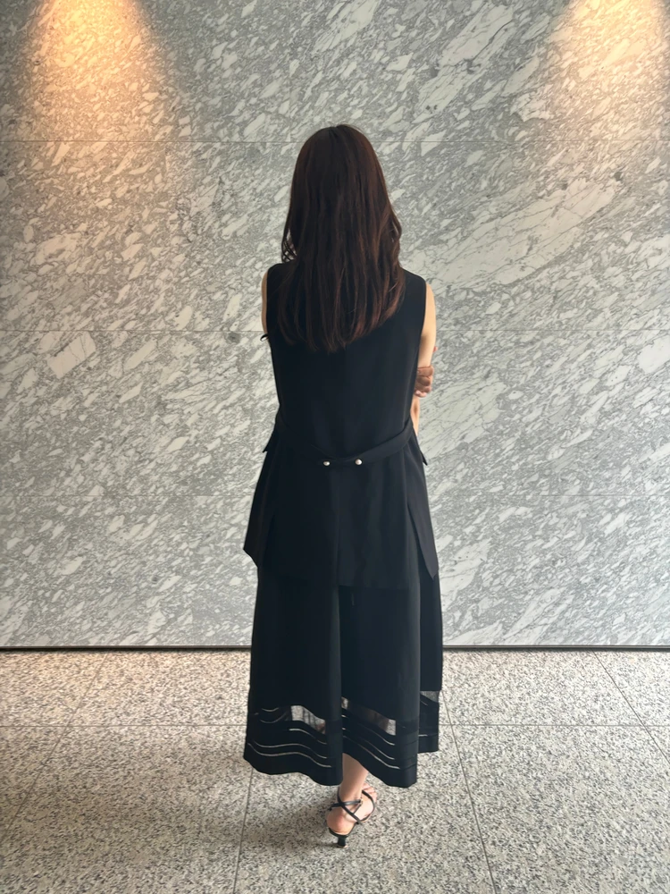 今季トレンドのジレ、後ろ姿