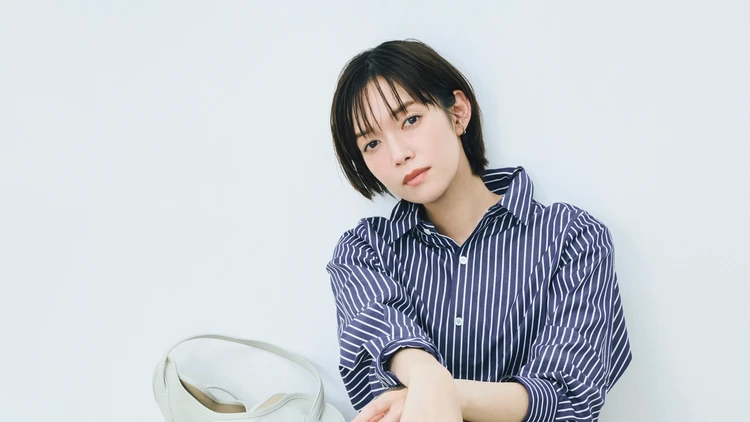 【トレンドスニーカーコーデ】新鮮な気分を運んでくれるブラウンスニーカーで足もとを刷新！【BAILA今日のコーデ】
