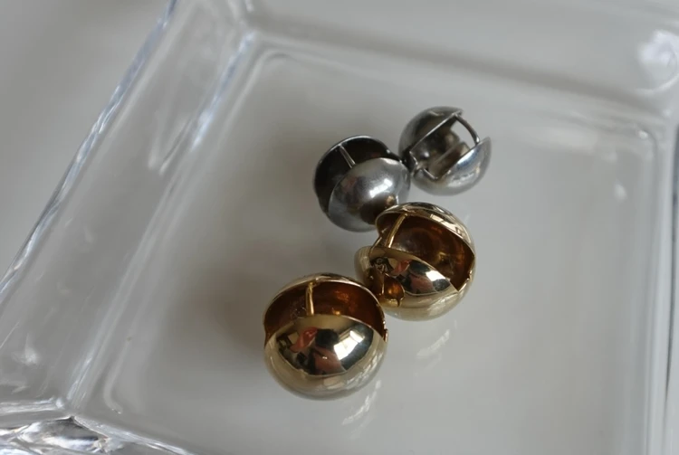 シルバーとゴールドのボールピアス