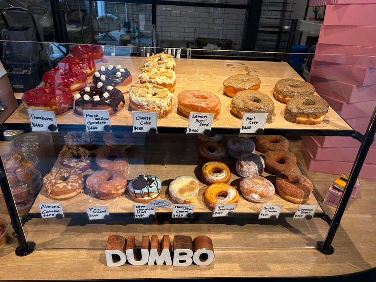 【自由が丘カフェ】ピンクが可愛い「DUMBO」でNYスタイルのもちもちドーナツとコーヒーを堪能_1_1