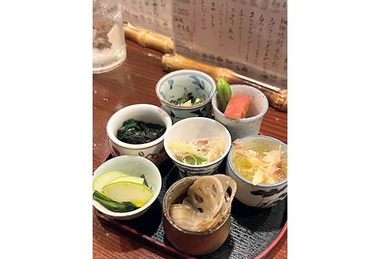 学芸大学駅から徒歩3 分にある 「干支屋」は、落ち着いた空間で仕 事帰りのひとり飲みにぴったり。 定番は旬野菜のおばんざいの盛り 合わせ。多彩な味を少量ずつ堪能 できる、欲張りさんに嬉しい一皿。