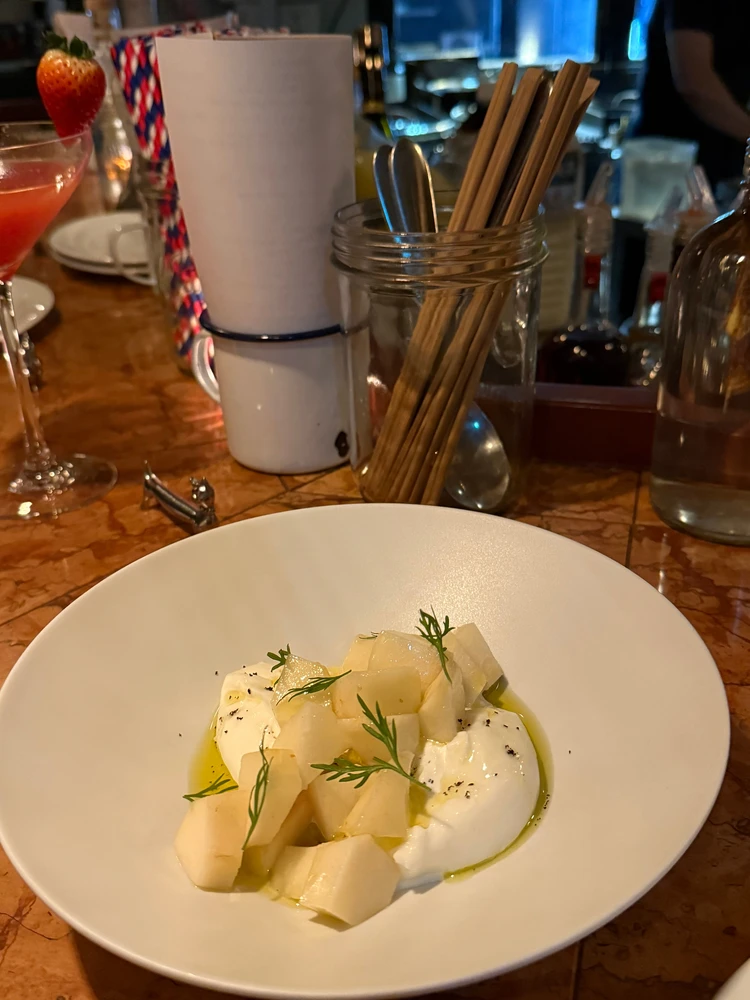 洋梨とプラッタチーズのサラダ