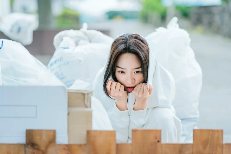 サムダルリへようこそ ごみの中に隠れるサムダル