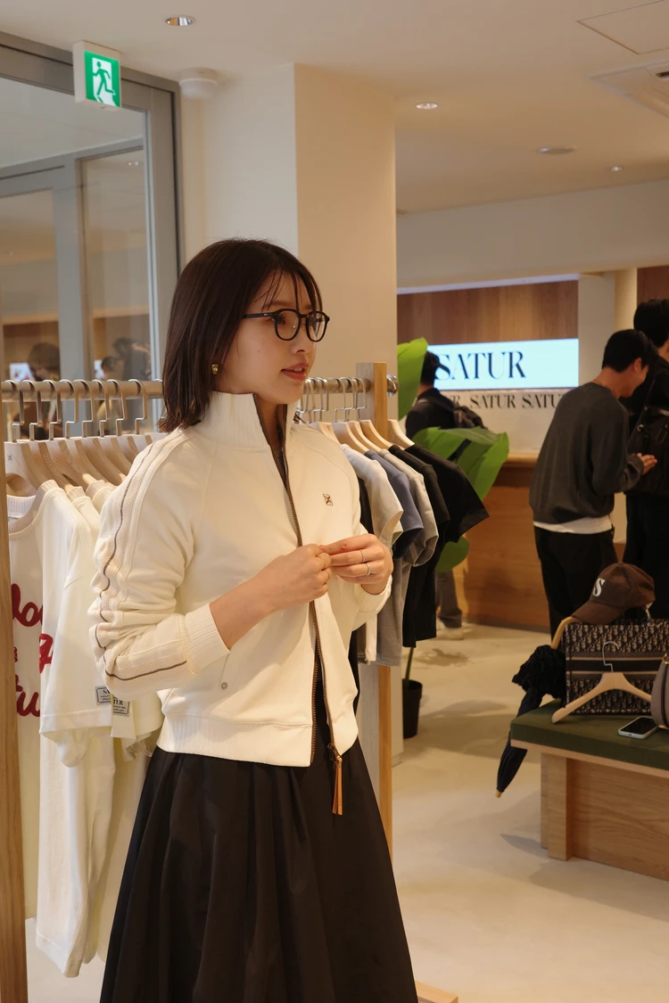 綺麗めジャージ　綺麗めトラックジャケット　綺麗めカジュアル