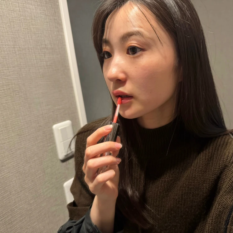 リップを塗る女性　キコミラノ