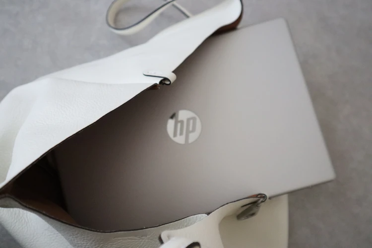 30代 通勤 バッグ トートバッグ おすすめ ジャンニ キアリーニ GIANNI CHIARINI デュア M ホワイト 白 刺繍 サービス 銀座 PC 入る 持ち運び