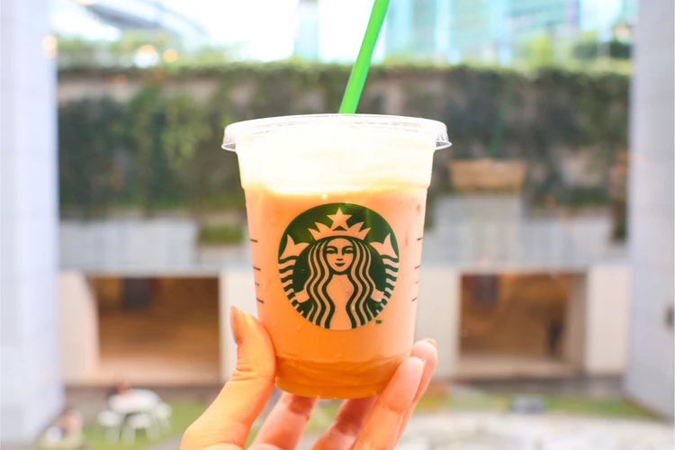 スターバックスのとろり蜜芋紅はるかムースティーラテ