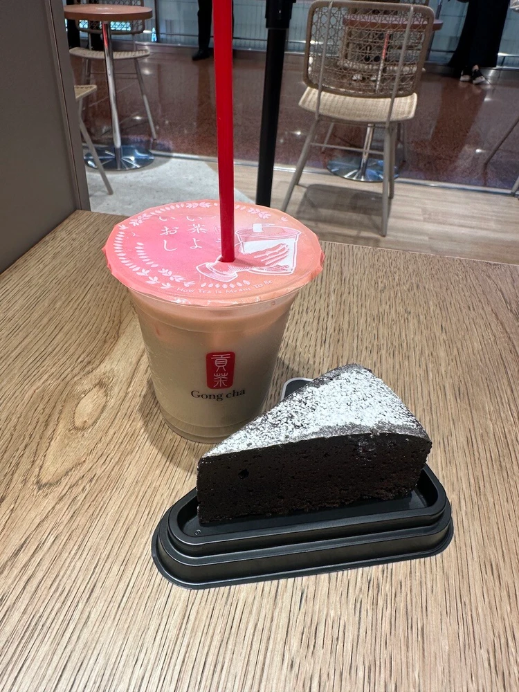 ゴンチャのミルクティーとガトーショコラ