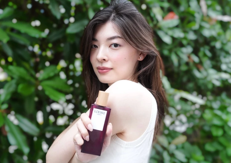 LOEWE アースを手に持った写真