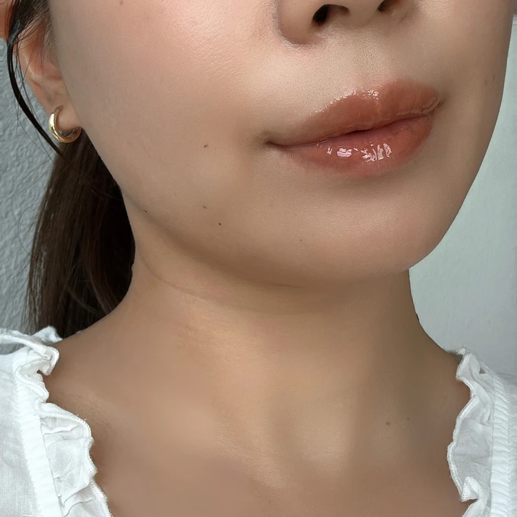 ナカオカ 華香 EADEM（エアデム）Burnt Malaiのリップを使用した口元メイク。ツヤ感のあるナチュラルなブラウンカラーで、抜け感のある仕上がり。