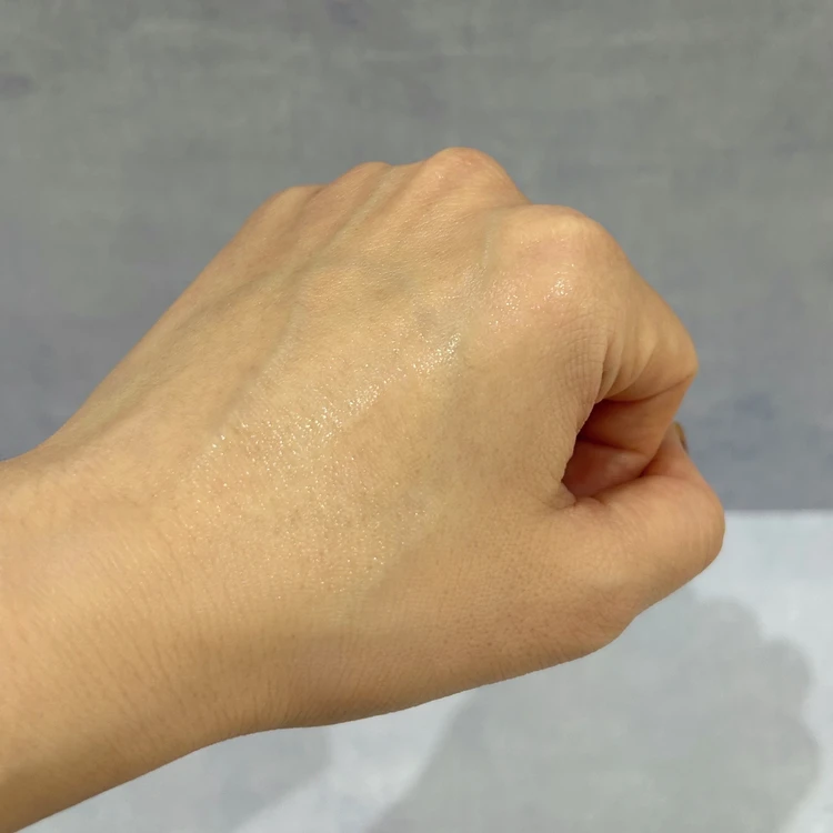 ダルバのメイクフィクサーをスプレーしたときの細かいミストの様子