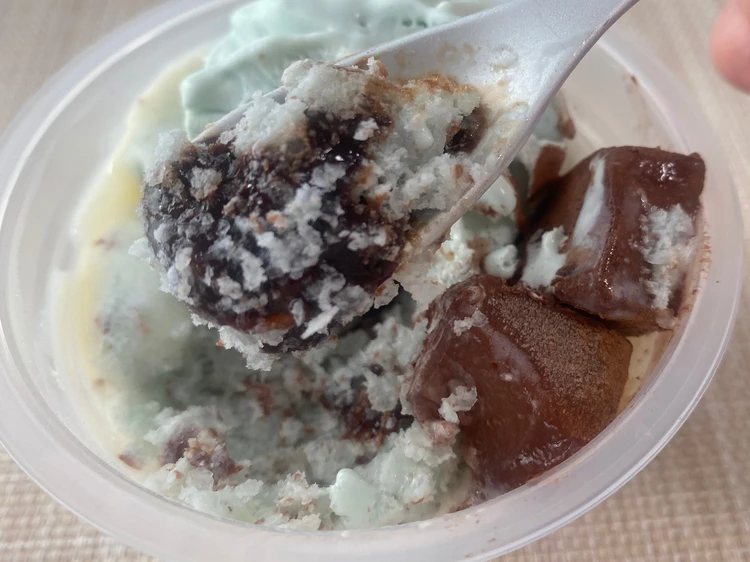 しろくまの中身。チョコソースをスプーンですくっています