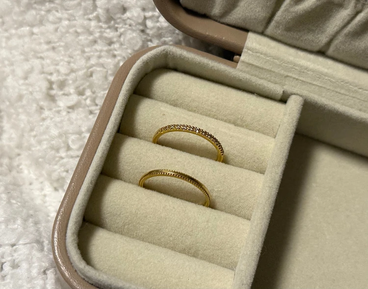 ハーフエタニティーリングと地金リング