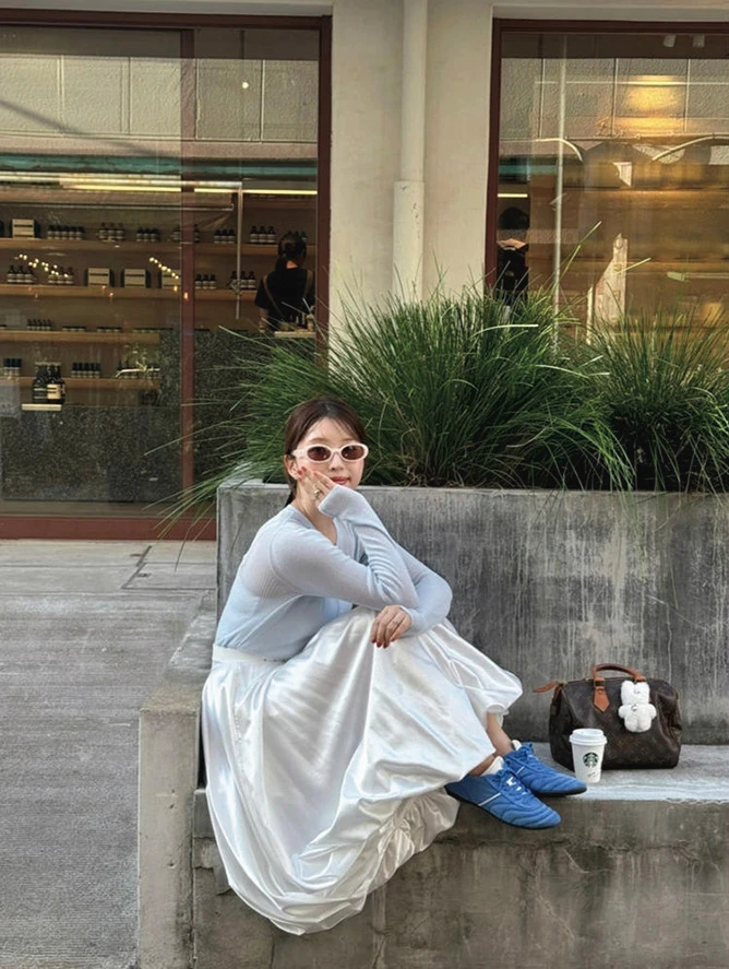 Sneakers / ZARA Tops / SLOBE IÉNA Skirt / THE TOÉ Sunglasses / BLUE ELEPHANT