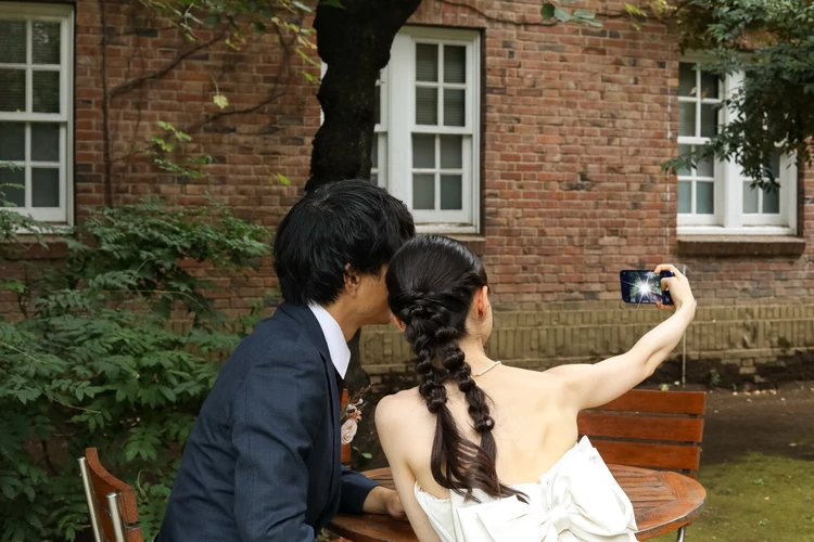 洋装前撮り　新郎新婦の後ろ姿　三つ編みアレンジ　ぽこぽこヘア