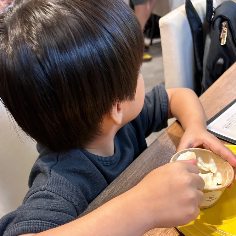 駒込の託児所カフェPeekabooで過ごす子どもの様子