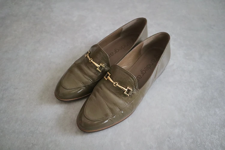 30代　ローファー　コーデ　おすすめ　秋　カーキ　ビットローファー　エナメル　晴雨兼用　雨　レインシューズ　フラットシューズ