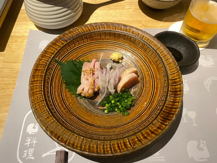 噛むほどに旨みがすごい!!な鳥刺し。鳥刺しが新鮮なお店は間違いない!