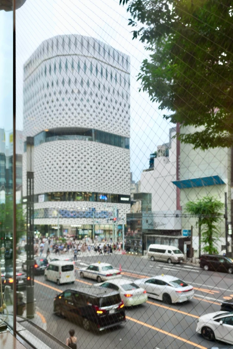 銀座四丁目交差点から見た和光アネックスティーサロン周辺