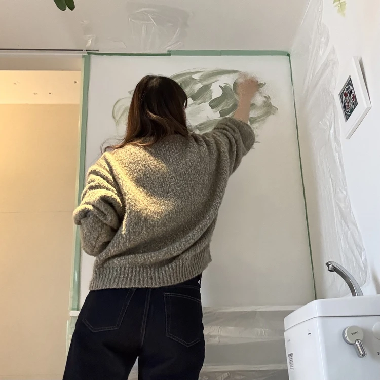 バスルームの壁を緑のペンキで色を塗るDIYをする写真