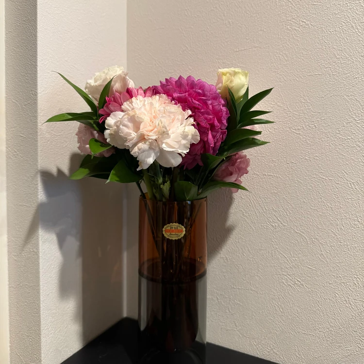 ピンクの花と花瓶の写真