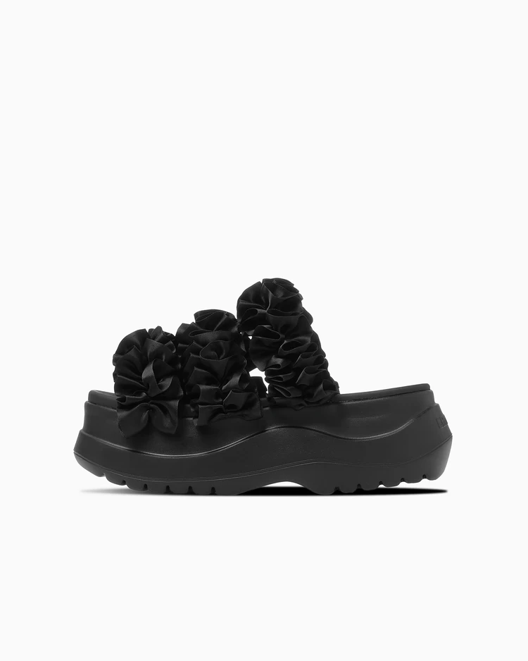 柔らかなPU素材のフットベッドとE.V.A.のアウトソール