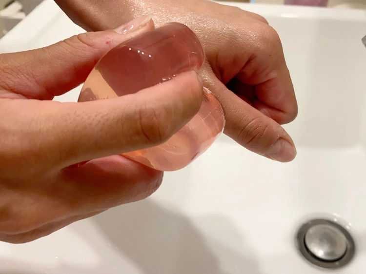 グミ洗顔を肌に当ててる