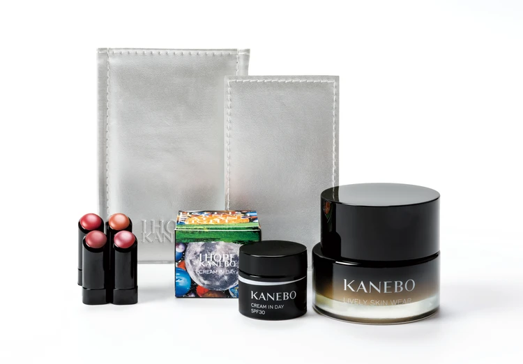 2025　クリスマスコフレ　黒カネボウ　限定品　カネボウ ライブリースキン ウェアⅡ スペシャルセット 全10種 各￥12100（2025年11月7日数量限定発売） セット内容：カネボウ ライブリースキン ウェアⅡ 30g （現品：全10色から好きなカラーを選択）、カネボウ ルージュサンプル 4本セット（ルージュスターヴァイブラント V02・V04・V09、ルージュスターブリーズ B106）、カネボウ クリーム イン デイⅡ［医薬部外品］ 4g、カードミラー