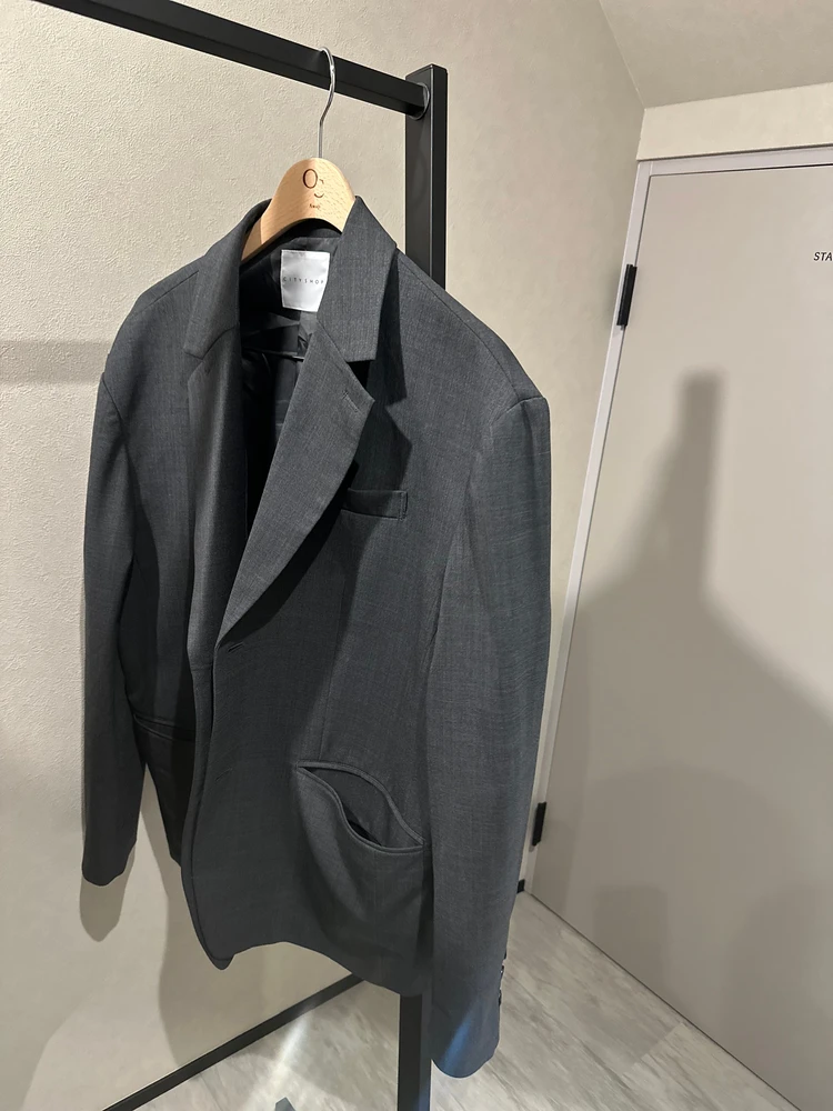 CITYSHOPのオーバーサイズジャケット。袖にステッチが入ったモードなデザインが特徴。グレーの上品カラーで秋冬コーデに活躍。