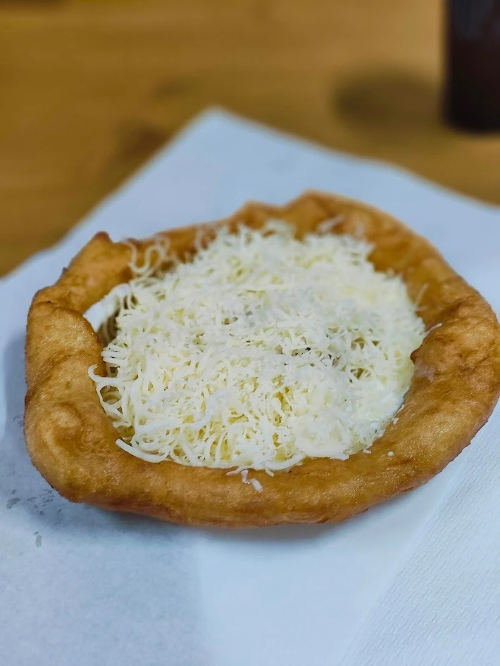 ハンガリー揚げピザ　ランゴーシュ
