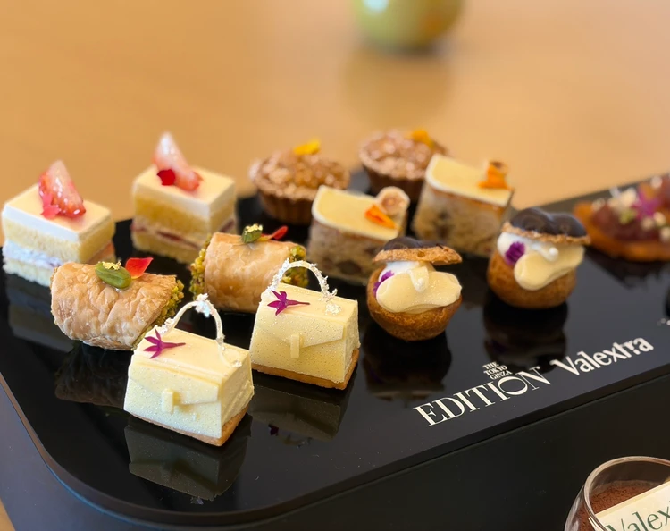 「イジィデ ティン」をイメージしたホワイトチョコレートムース東京エディション銀座で期間限定で楽しめるValextra(ヴァレクストラ)とのコラボアフタヌーンティー。スコーン好きおすすめアフタヌーンティー アフタヌーンティー東京 エディション銀座アフタヌーンティー「Sophie at EDITION」 シチリア発祥の伝統菓子