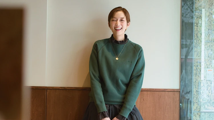 「甘ブラウス」のレイヤードコーデ5選！ ブラウスを名脇役にシックなボトムでバランスをとるのが大人流