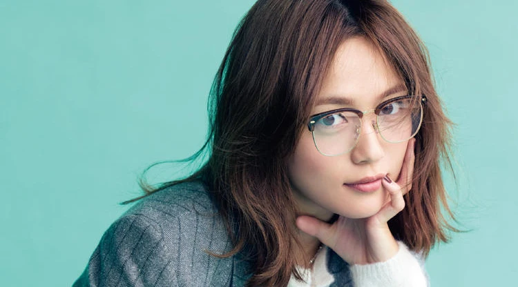 【川口春奈の2026最旬アイウェア〈まとめ〉】冬こそ軽やかに楽しみたい!