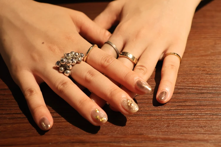 シンプルになる夏に試したい!ゴールド×シルバーアクセのミックス使いで手抜き感→こなれ感_1