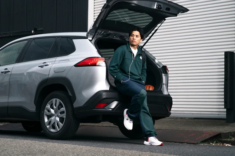 ブランドアンバサダーの富樫勇樹選手が着用