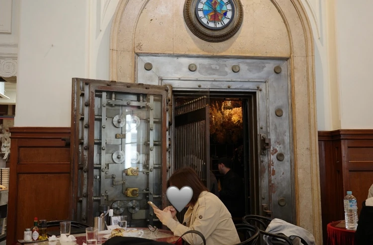 【大阪】“元銀行”の美建築でふわとろフレンチトースト。天井高10mの吹き抜けで味わうモーニング<パンとエスプレッソと堺筋倶楽部>_3