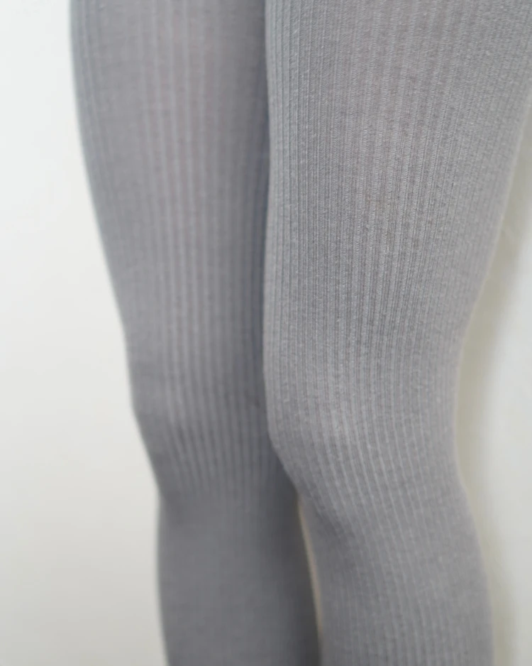 【脱・黒タイツ】冬のコーデを格上げするTabioの”グレーリブタイツ”_3
