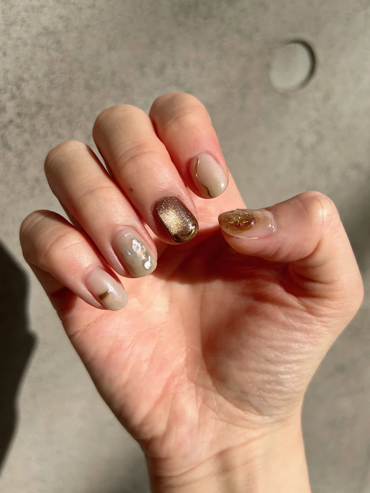 ブラウン くすみベージュ ゴールド ニュアンスネイル 秋ネイルデザイン