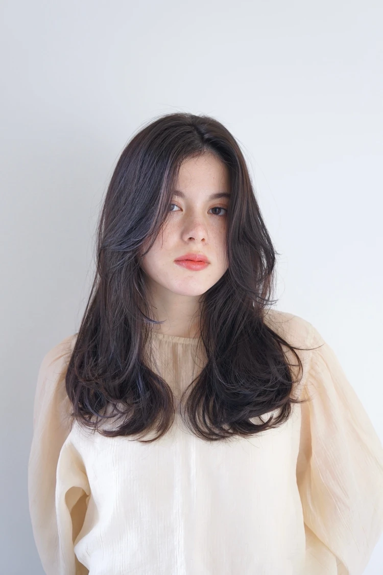 【ロング・30代大人の髪型】面長さん向けヘア・ニュアンスカールロング