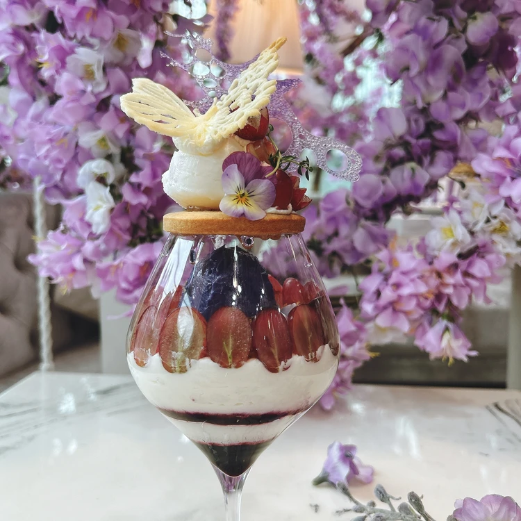 【表参道で楽しむアフタヌーンティー】約3000本の藤の花が降り注ぐ夢のような空間で…｜HAUTE COUTURE CAFE_15