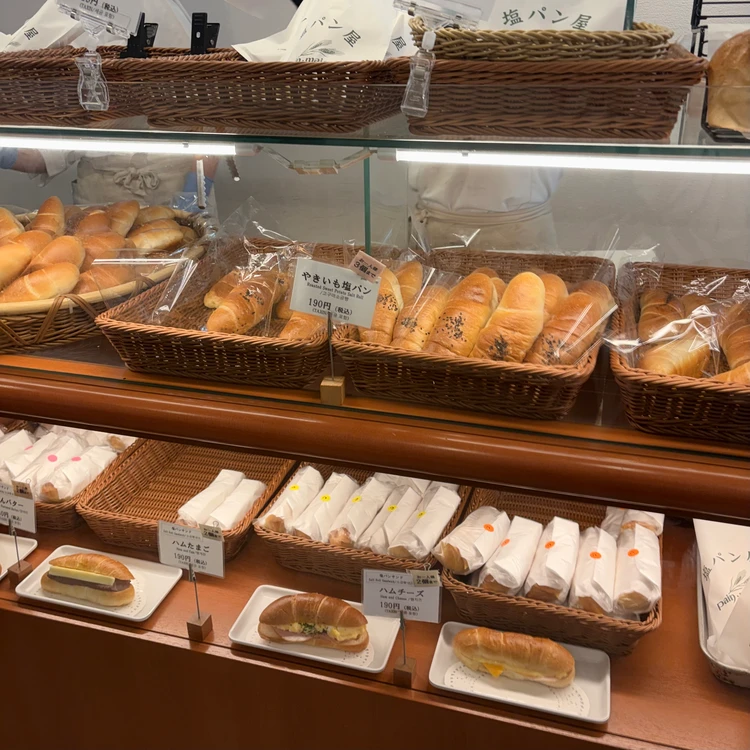 やきいも塩パン ハムたまご ハムチーズ が並ぶ店内