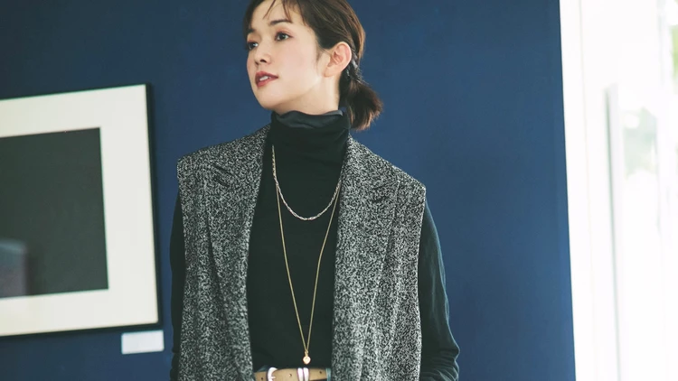 【ロングジレコーデ】タートル×デニムを着流しジレでモダンにアップデート【BAILA今日のコーデ】