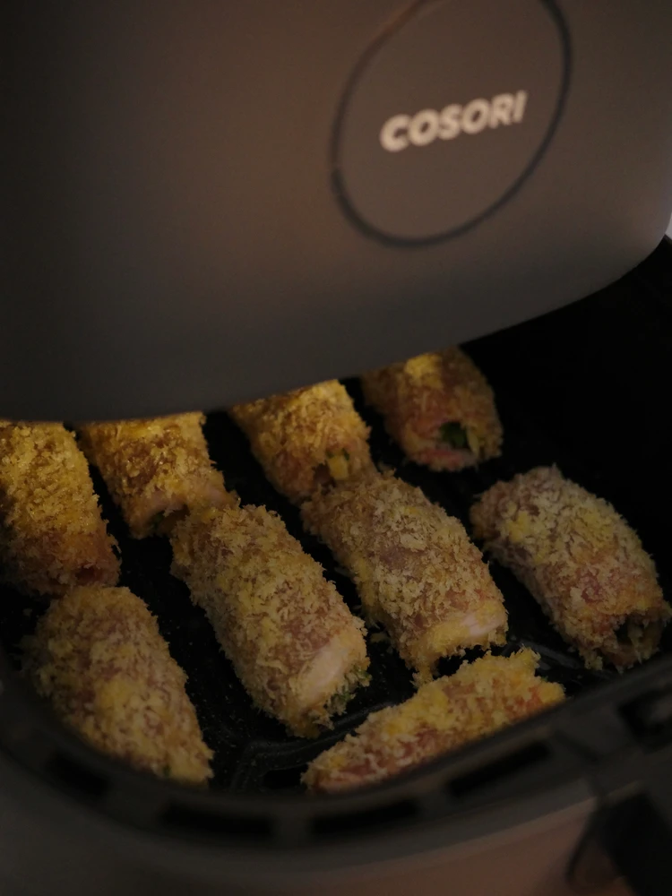 COSORIのノンフライヤーで梅しそチーズロールカツを調理している様子
