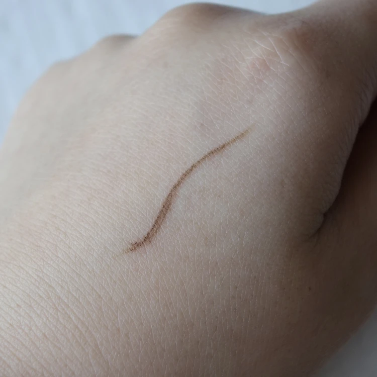 セザンヌの極細アイブロウペンシル。自然な眉が描きやすい定番アイテム　02番のスウォッチ